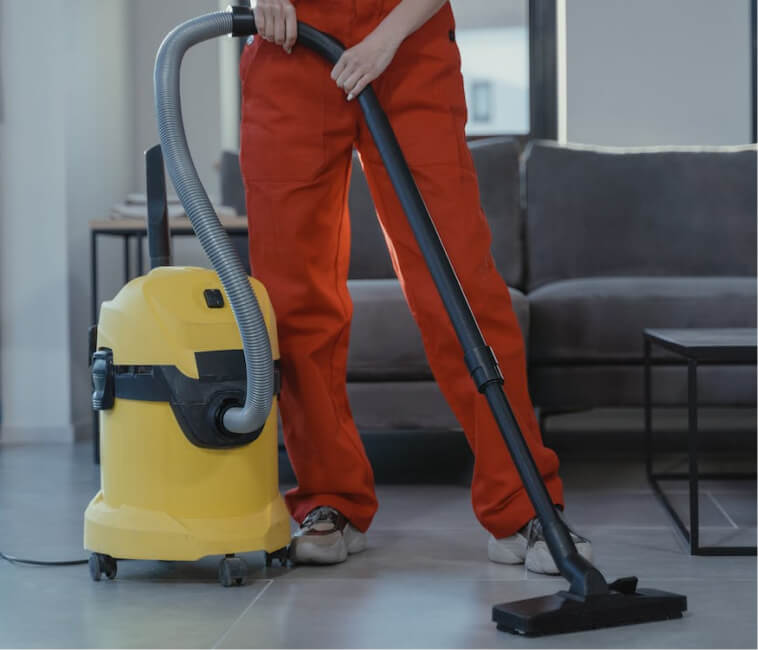 Reinigungsdienst nutzt Industriestaubsauger für Teppichsäuberung nach Blutflecken